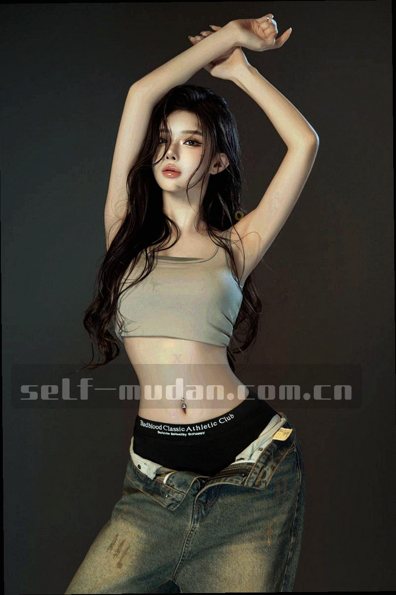 牡丹花瓣与丝绸的暗调抽象摄影，深紫向暗红渐变过渡